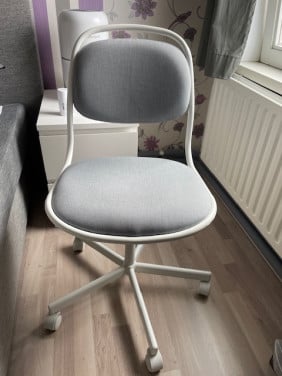 Te koop bureaustoel slechts enkele maanden oud