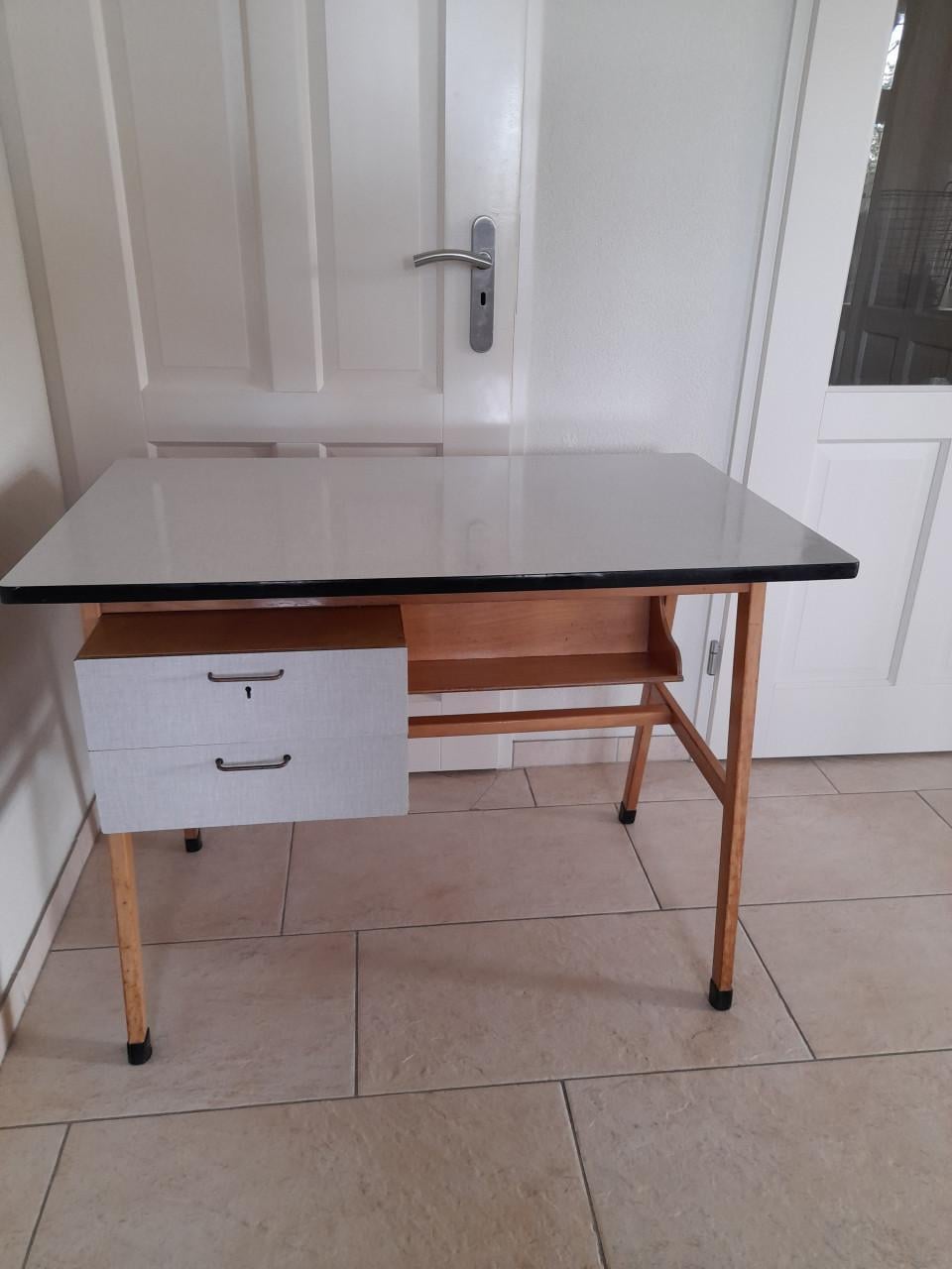 Vintage mid century hout en formica bureau  In goede nette staat!