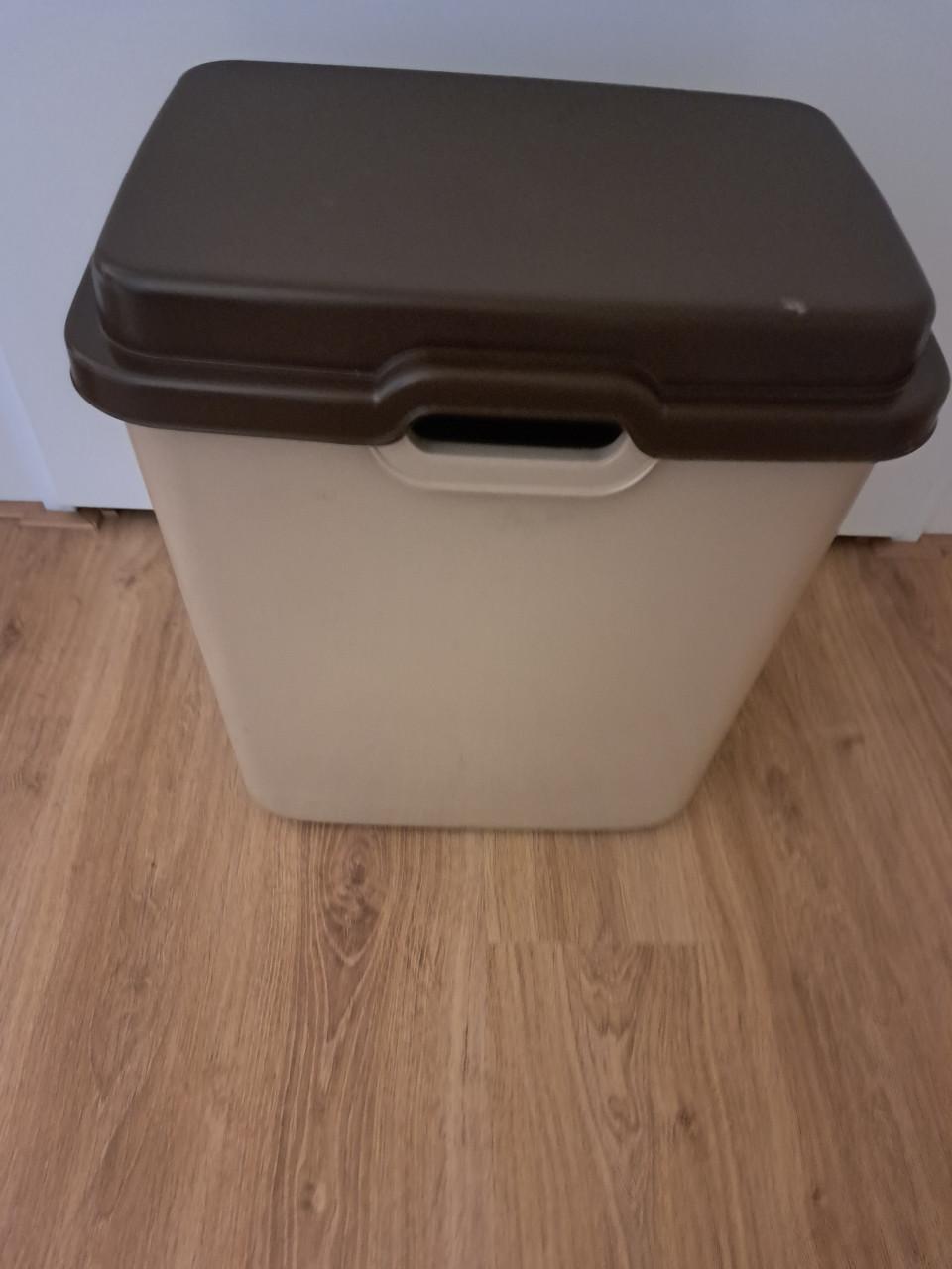 Wasbox Curver met deksel.