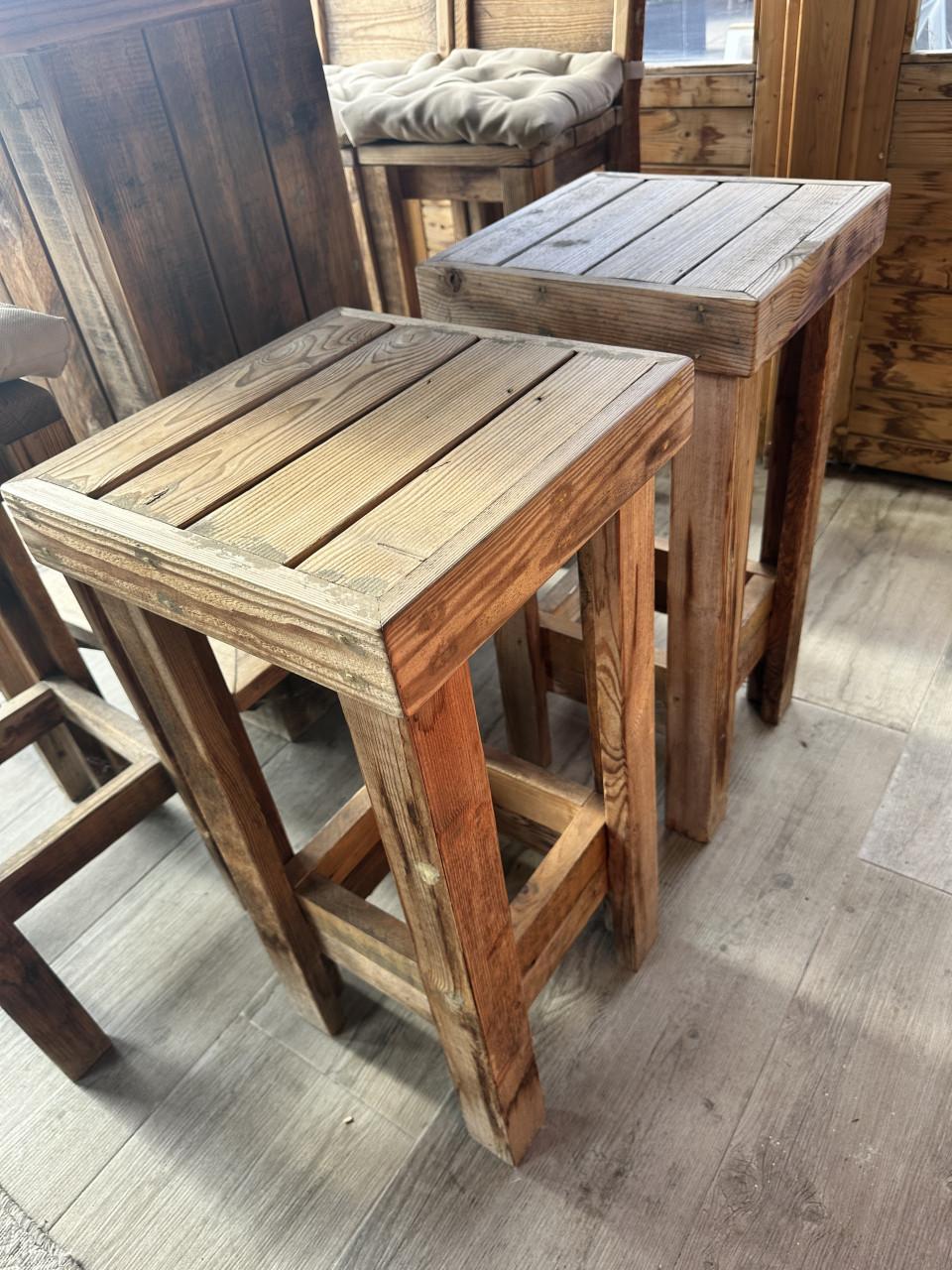 Bartafelset met 4 stoelen en 2 krukkken