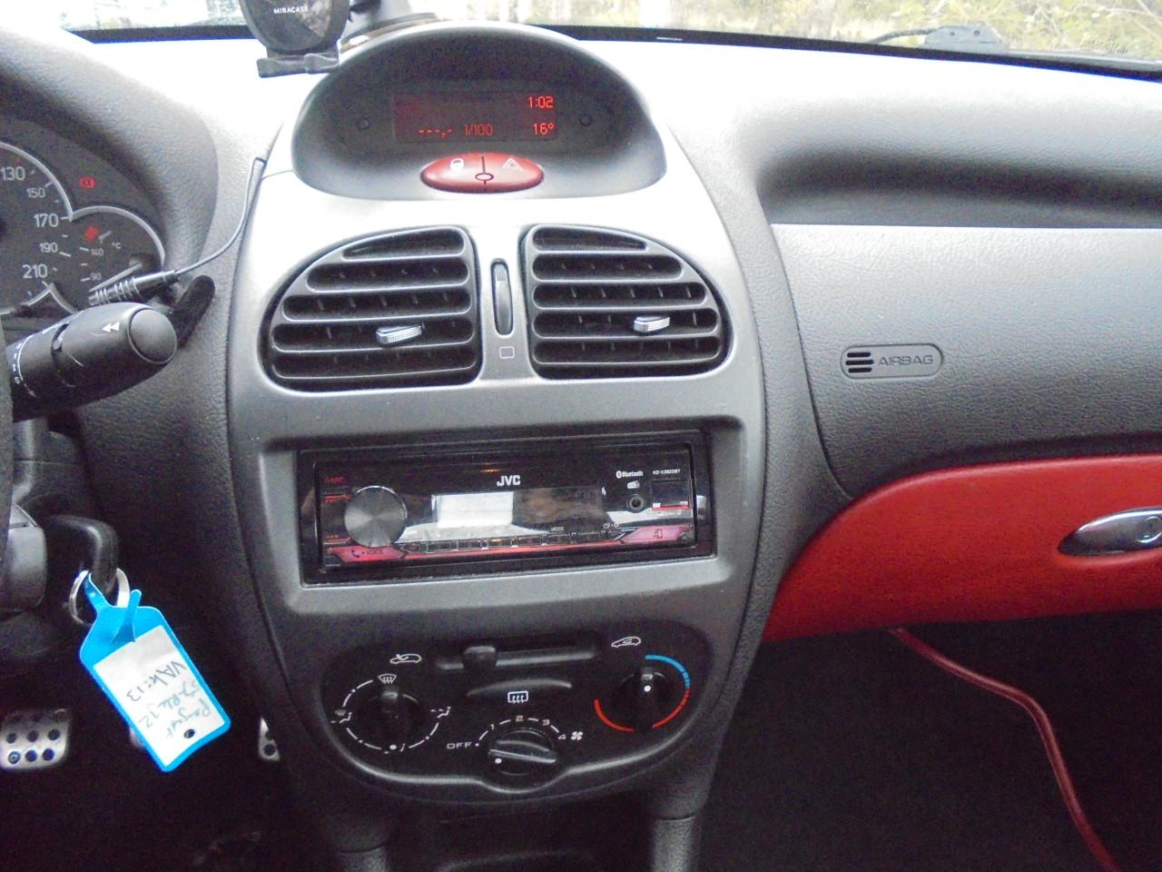 206 Cabriolet vol leer nette auto  met N.A.P en Apk € 1795