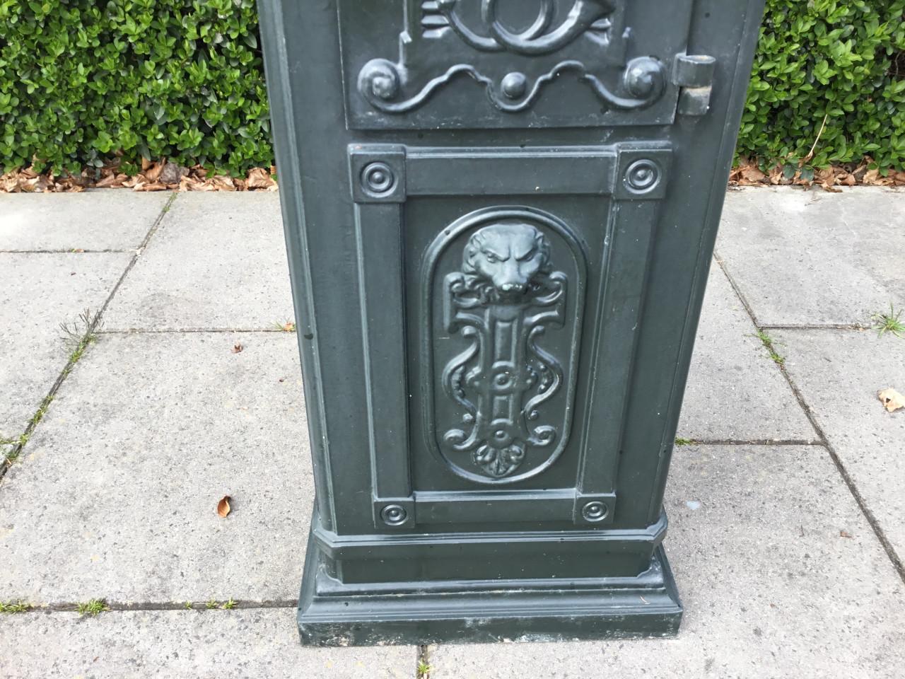 Kolom brievenbus.  Groen