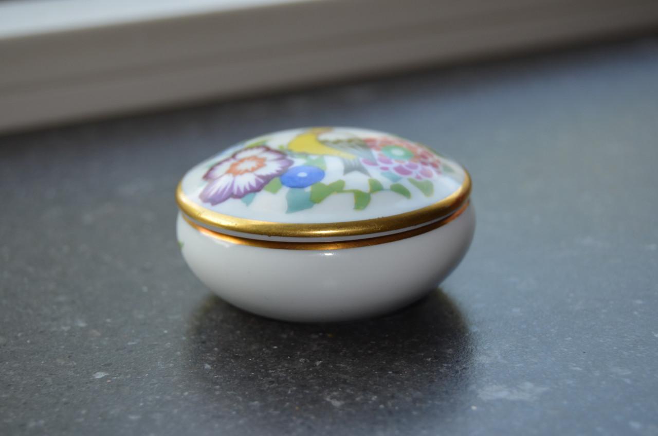 Porseleinen dekseldoosje in prima staat gemerkt