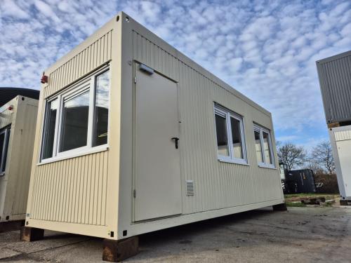 20ft kantoorunit 6x2.5 meter met veel ramen