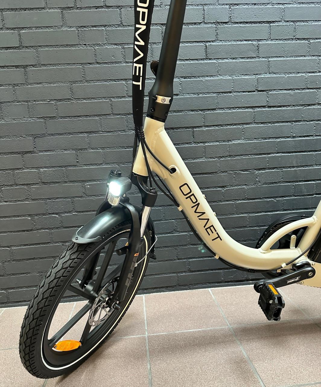 Opmaet fiets lage instapfiets met elektrische ondersteuning