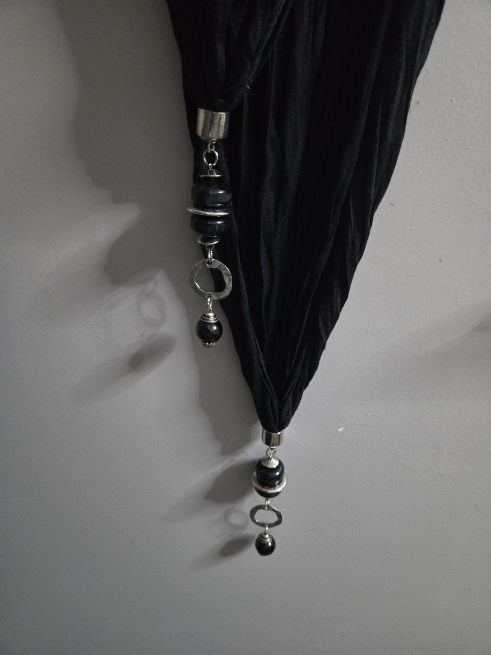Zwarte boho-sjaal met prachtige bedels aan uiteinden. 120cm. Nieuw