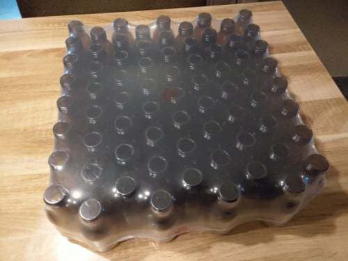 Tray met lege 100ml flesjes van bruin glas inclusief veiligheidsdop