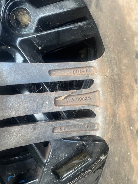 Te koop 4 velgen met banden komen onder een golf gtd vandaan