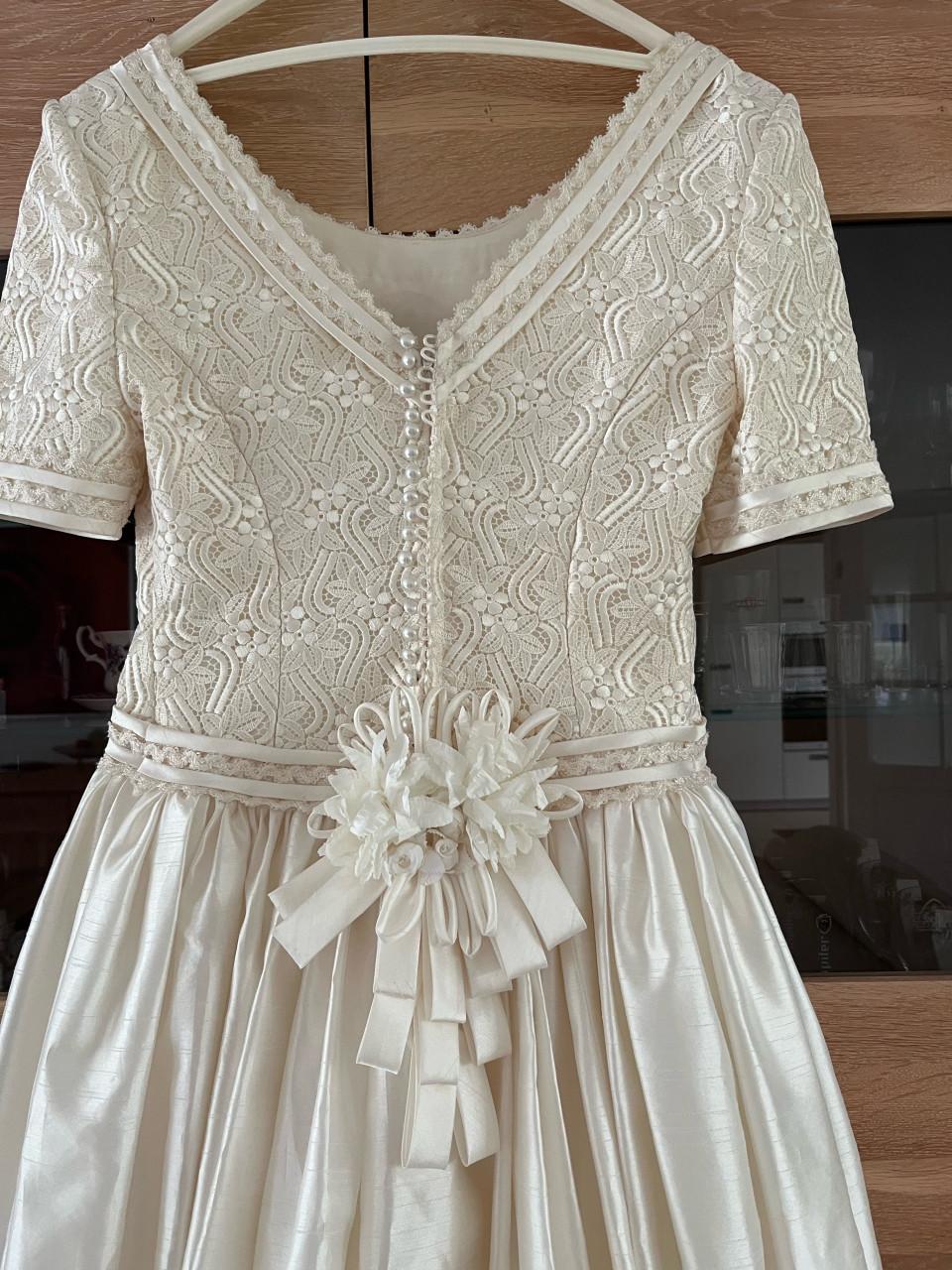 Bruidsjurk maat 40 in ivoor kleur.