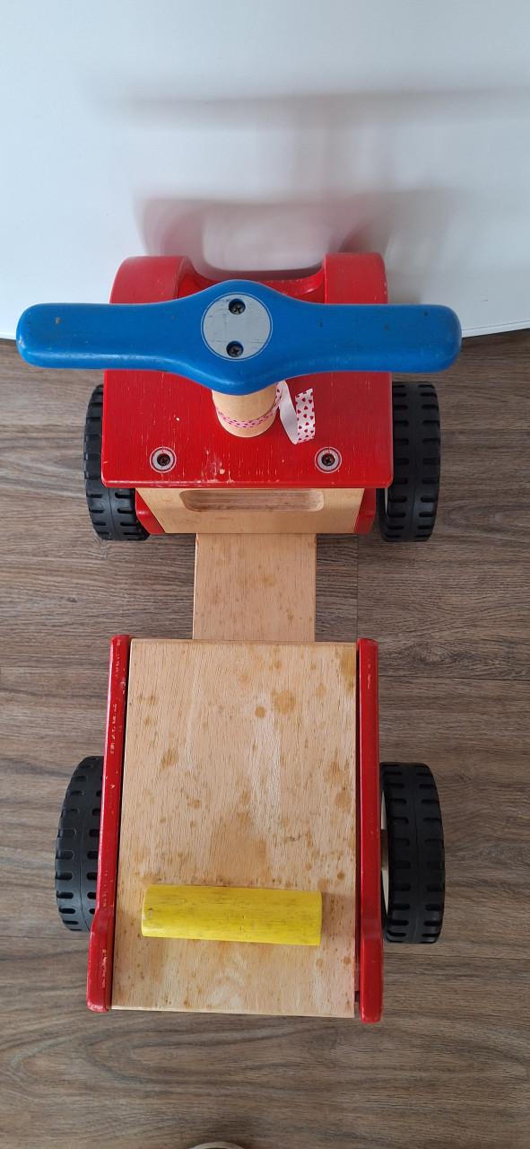 Houten speelauto