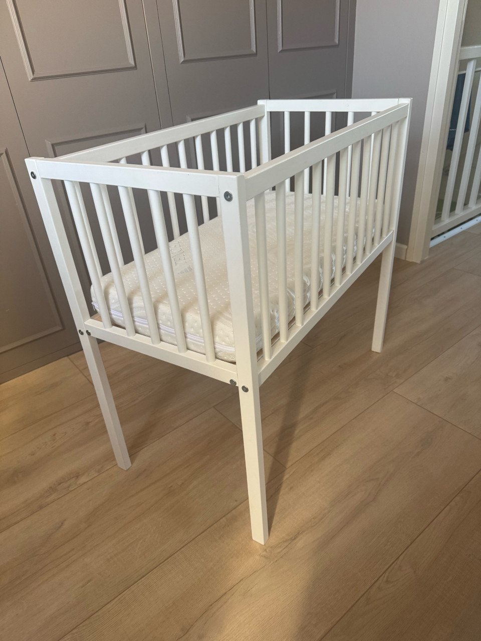 Witte wieg met matrasje.