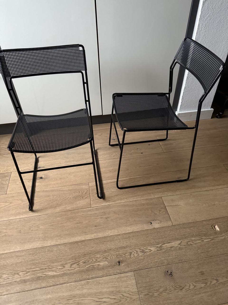 Twee metalen stapelbare design stoelen