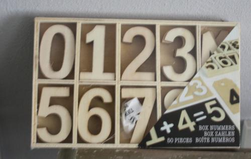 Bakje met houten nummers