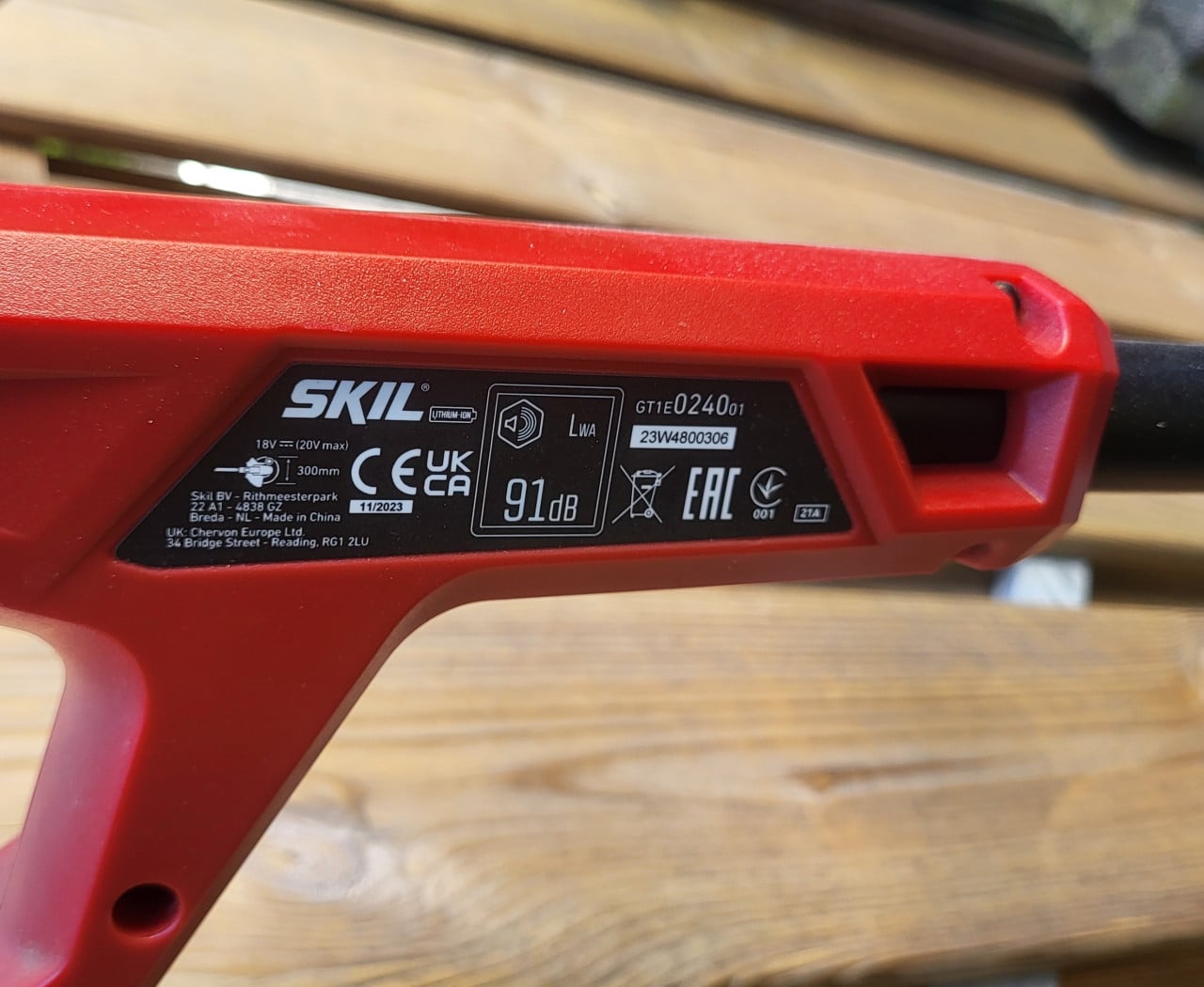 Skil onkruidborstel en grastrimmer kantenmaaier op accu