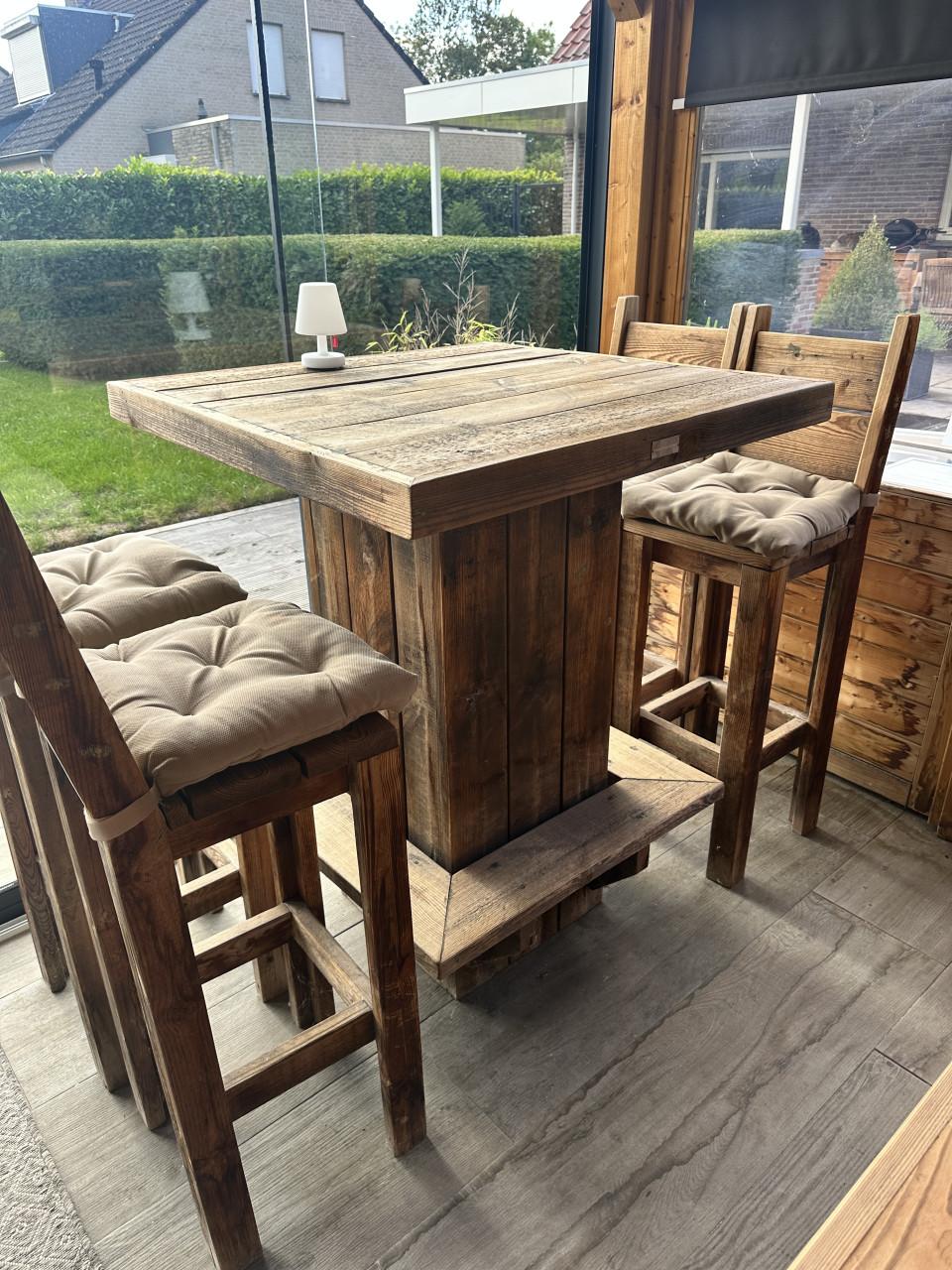 Bartafelset met 4 stoelen + 2 krukken
