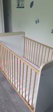 Ledikantje. lengte 120 cm, breedte 60 cm, hoogte 80 cm