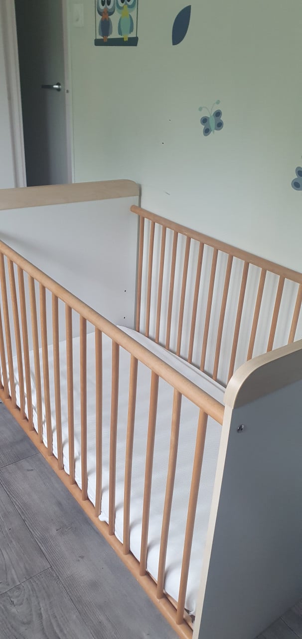 Ledikantje. lengte 120 cm, breedte 60 cm, hoogte 80 cm