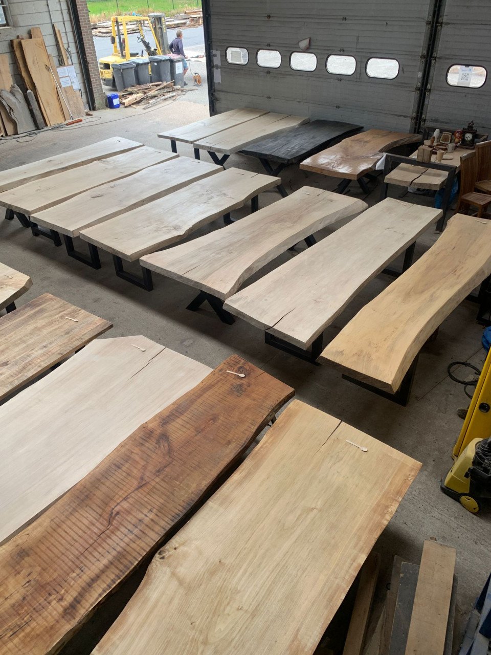 Houten tafels in Boomstamvorm, planken Tafelbladen, decoratie bartafel