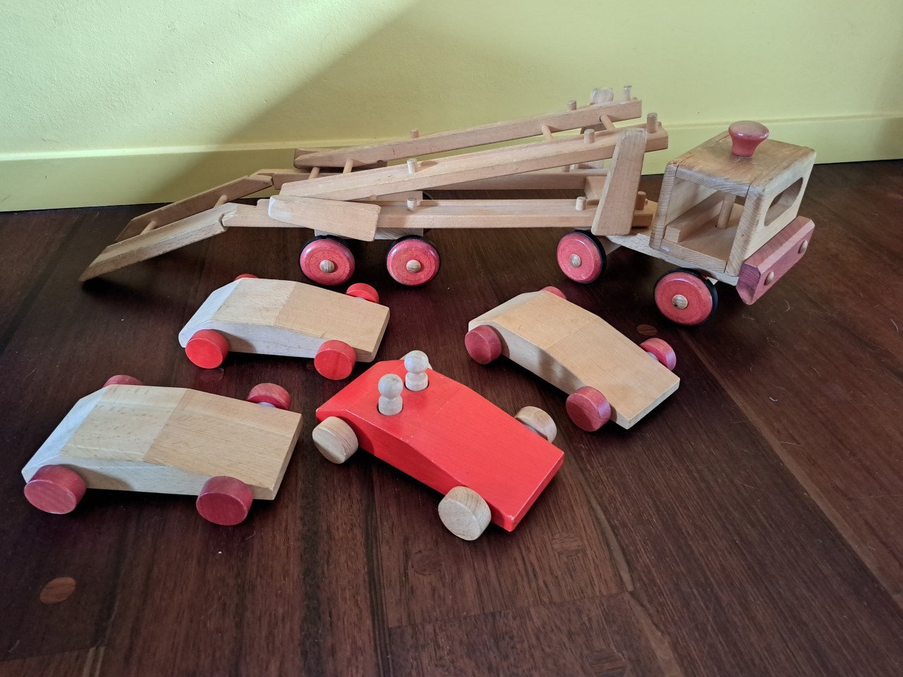 Grote Vintage houten oplegger met 4 auto's