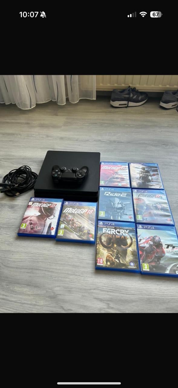 Playstation 4 Slim (1TB) + 8 games en tas