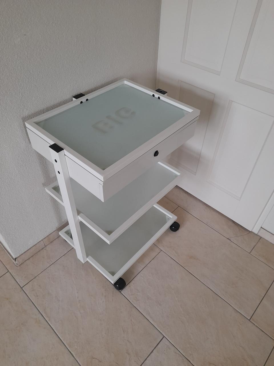 Kaptafel / Make up tafel op wielen (47 x 60 x 80H) in goede nette staat