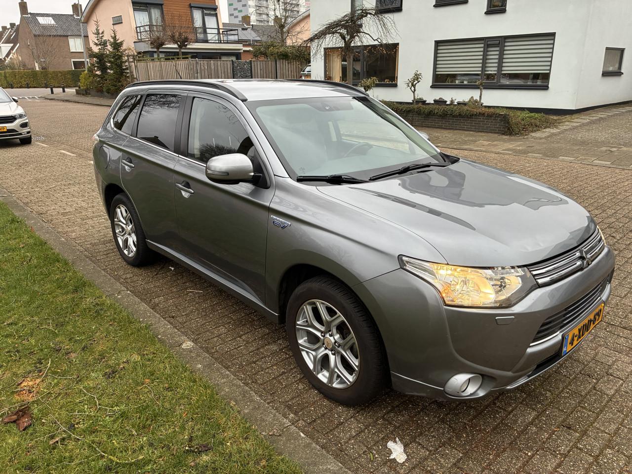 Mitsubishi Outlander PHEV 2014