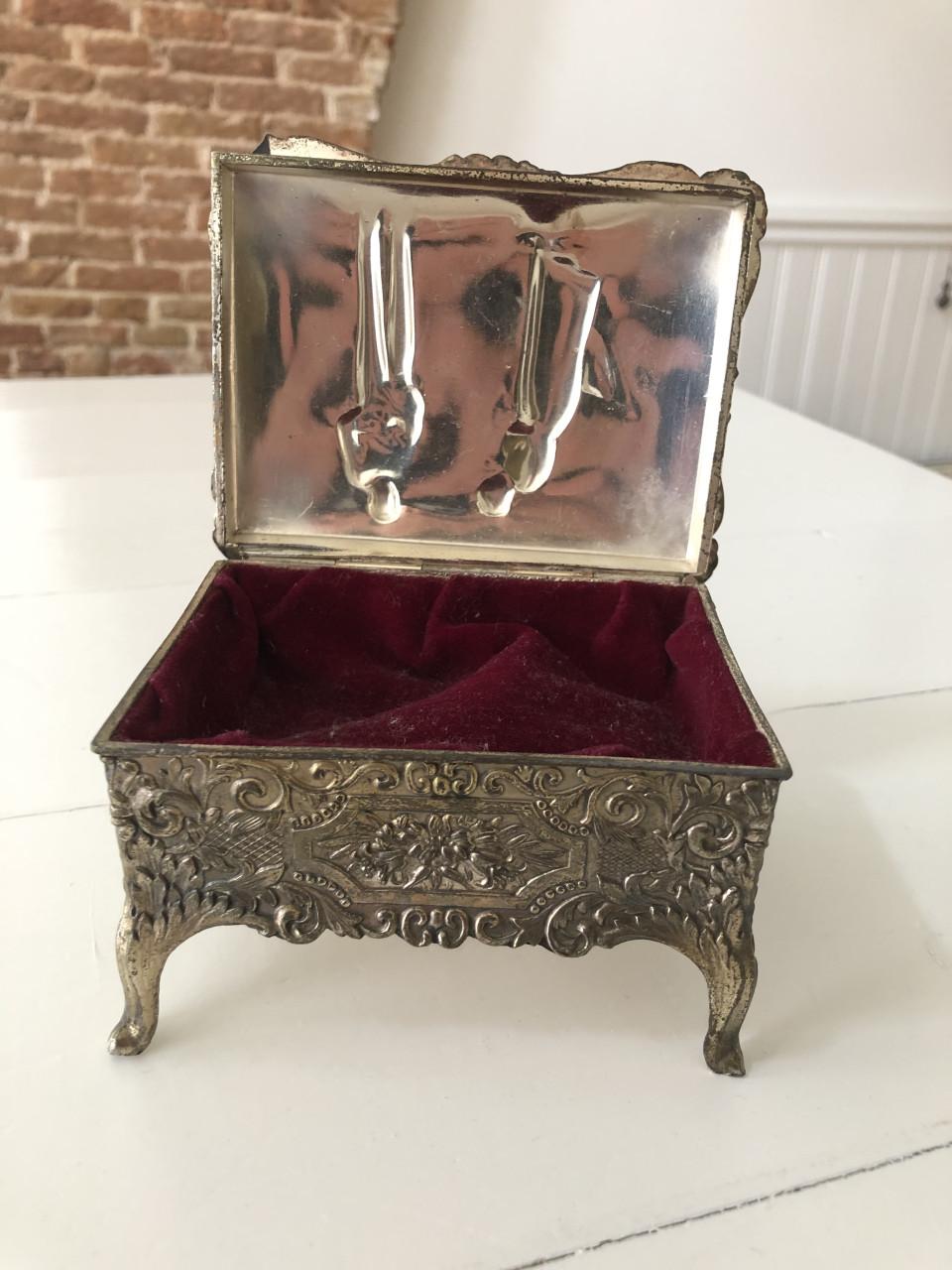 Zeer mooi gedetailleerd brocante metalen sieradendoosje op pootjes