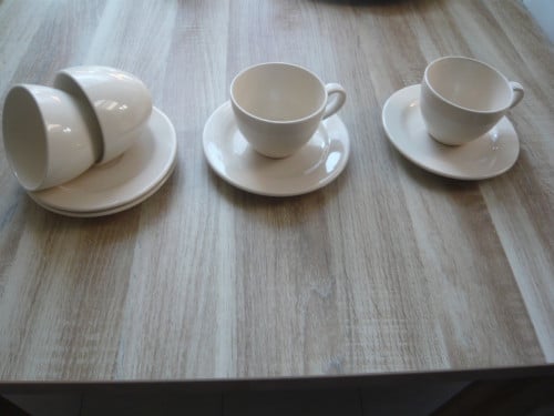 Doos vol Servies  / kop en schotels