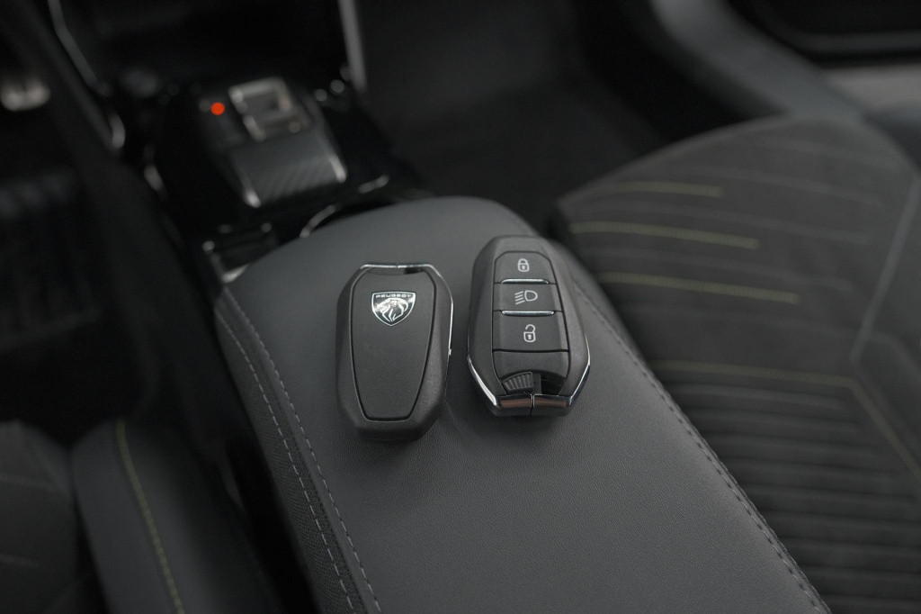 Peugeot 2008 puretech 130 eat8 gt | 360 camera | adaptieve cruise control |