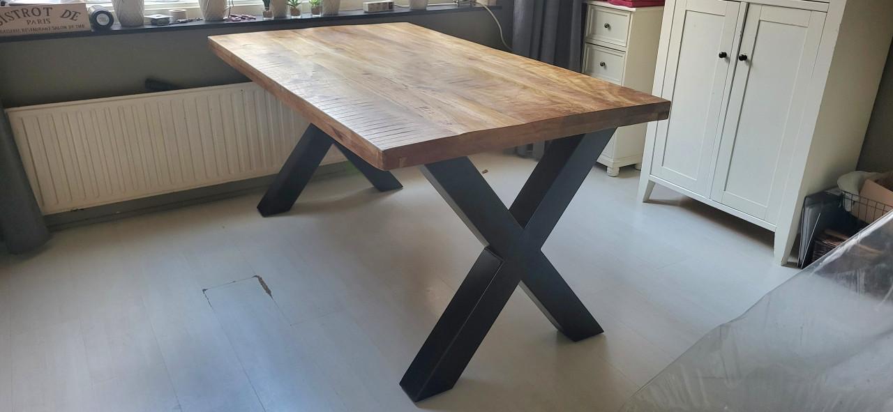 Mooie mangohouten eettafel. 90 x 160.