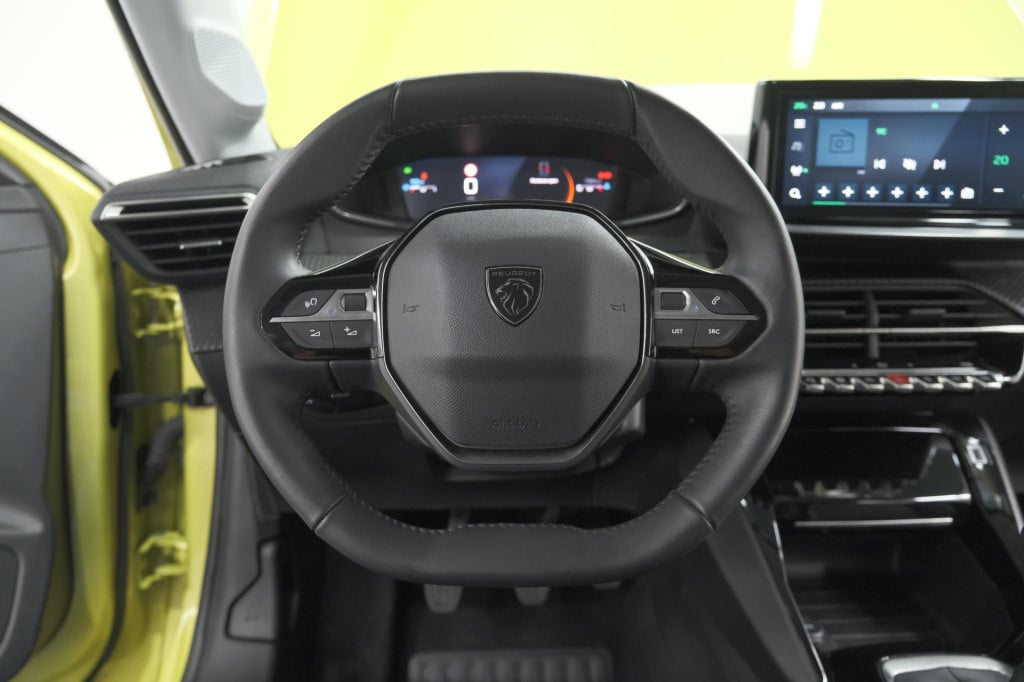 Peugeot 208 puretech 100 allure | parkeersensoren | apple carplay | climate