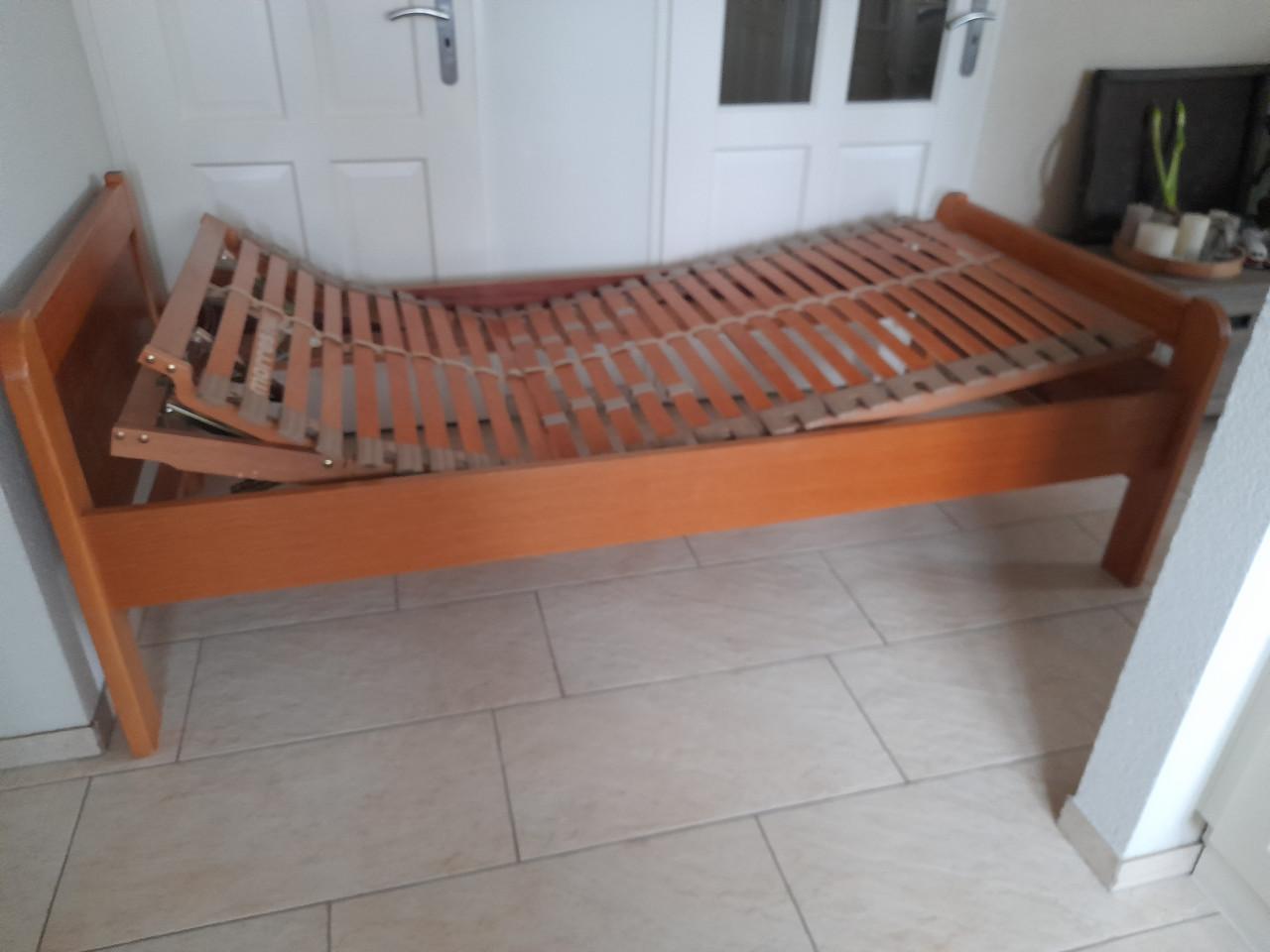 1 Persoons bed 90 x 200 met verstelbare lattenbodem (in goede staat)