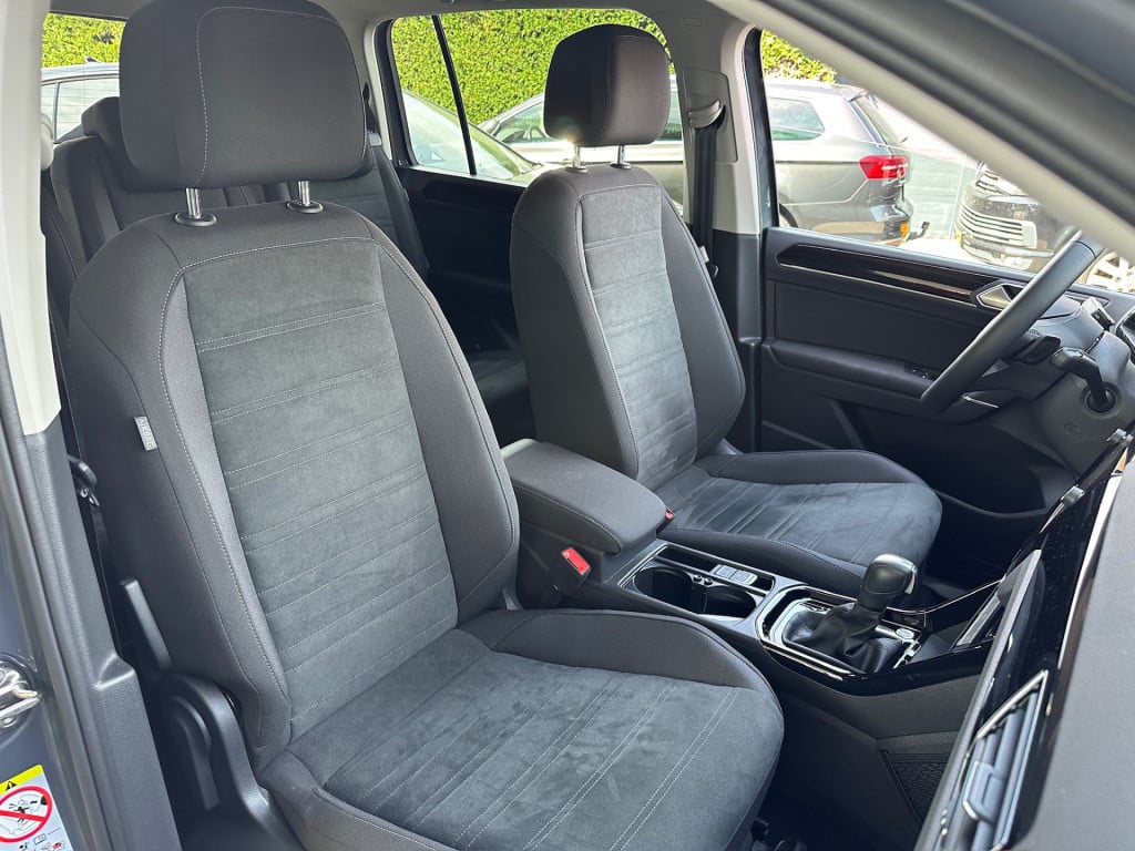 Volkswagen Touran 1.5 tsi 150pk dsg r-line highline | led | trekhaak | dode