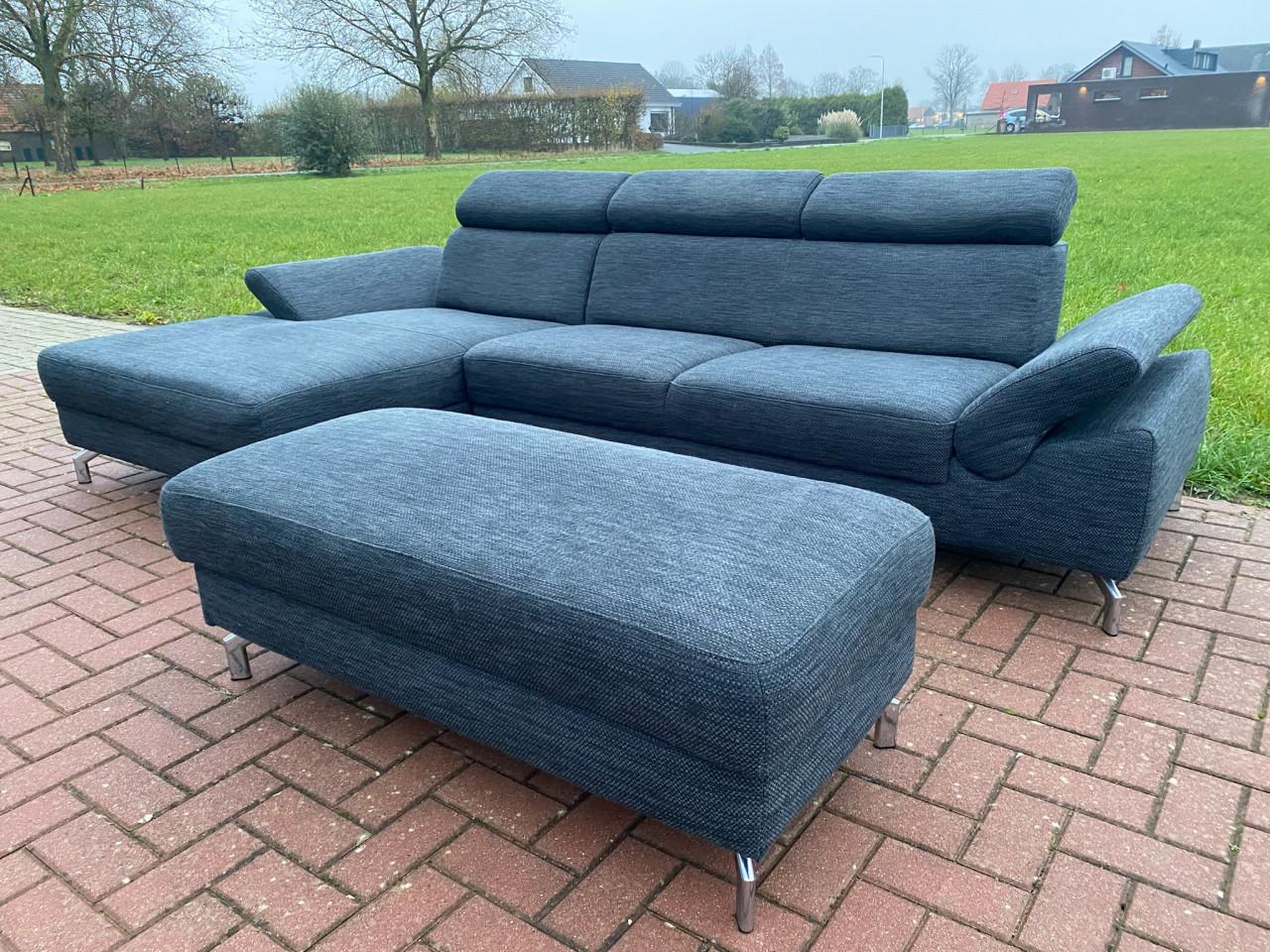 GRATIS LEVERING HEEL NL Montel Grjs Stoffen Hoekbank + Hocker