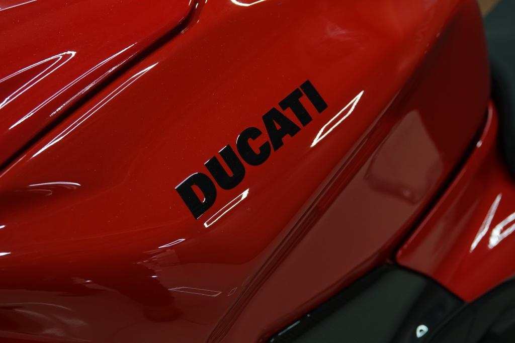 Ducati Streetfighter tour v4 s | akrapovic | carbon |