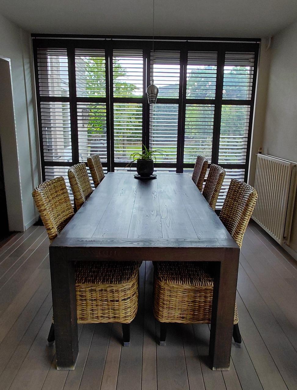 Eetkamertafel met 6 rotanstoelen