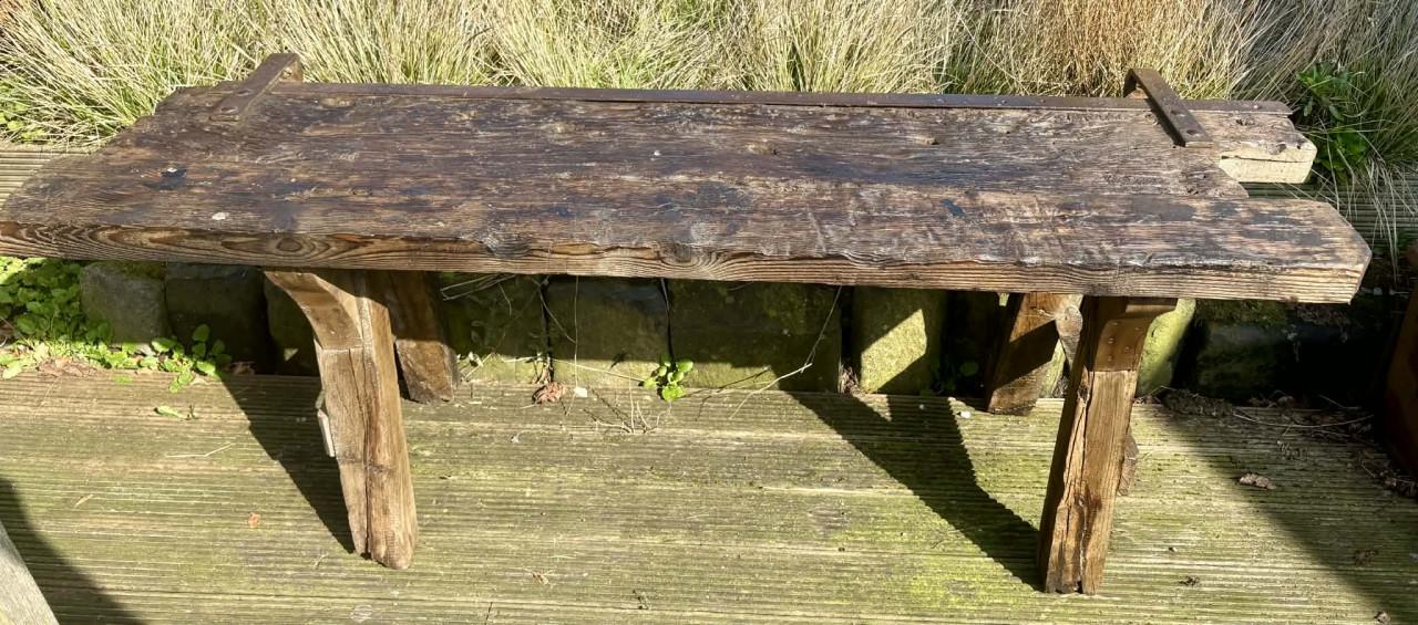 Oude gerestaureerde werkbank