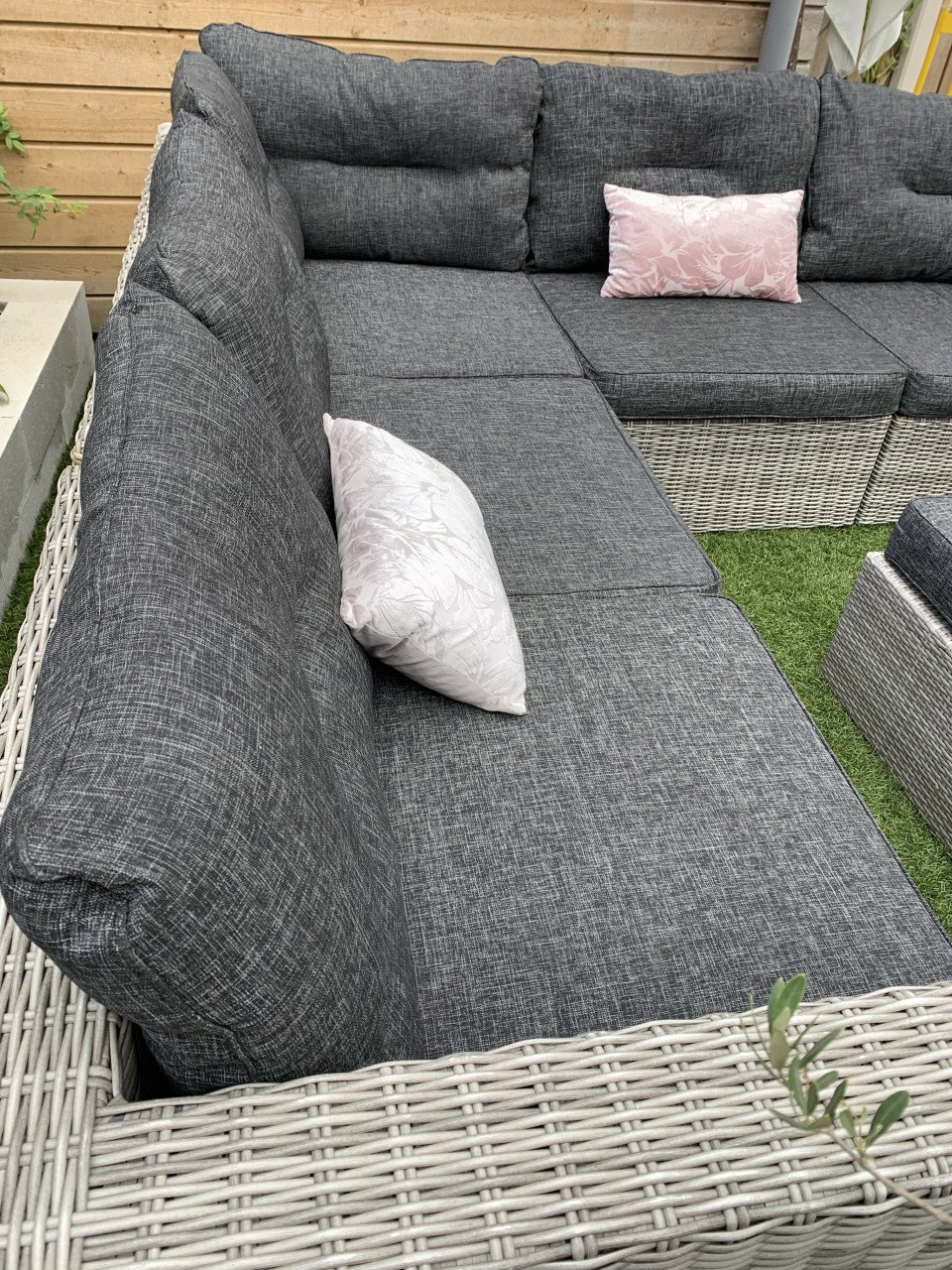 Loungeset riet, met kussens en tafel en stoel
