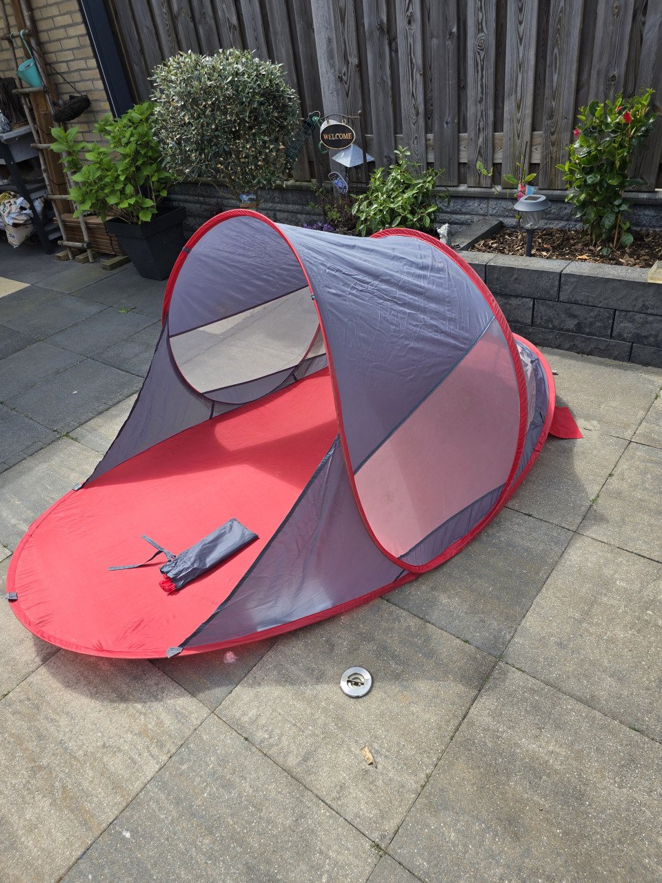 Pop-up strand tent