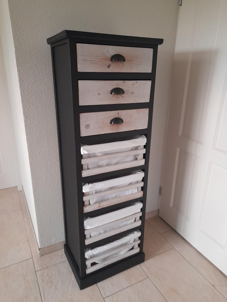 Leuke laden kast  147H x 36 x 50 ( in goede staat )