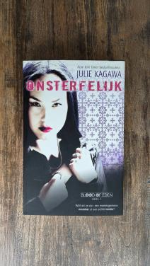 🌠 2 Young Adult paperbacks van Julie Kagawa. Fantasy. Blood of Eden