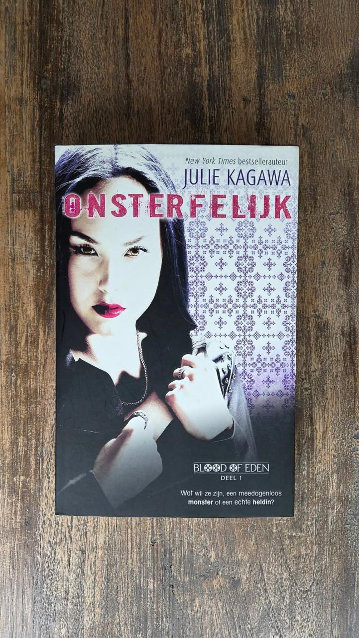 🌠 2 Young Adult paperbacks van Julie Kagawa. Fantasy. Blood of Eden