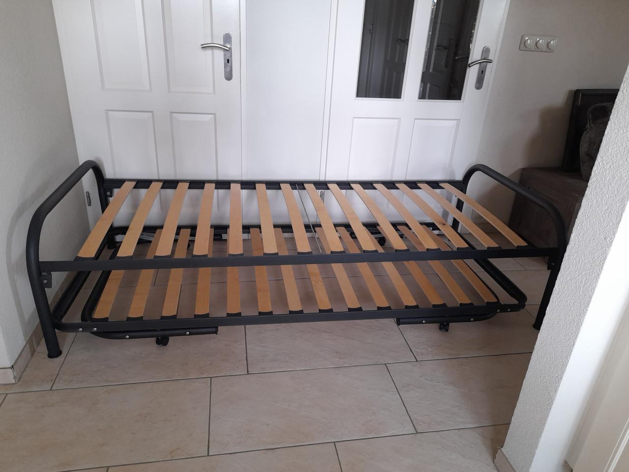 Zwart Bed met onderschuif bed (in goede nette staat)