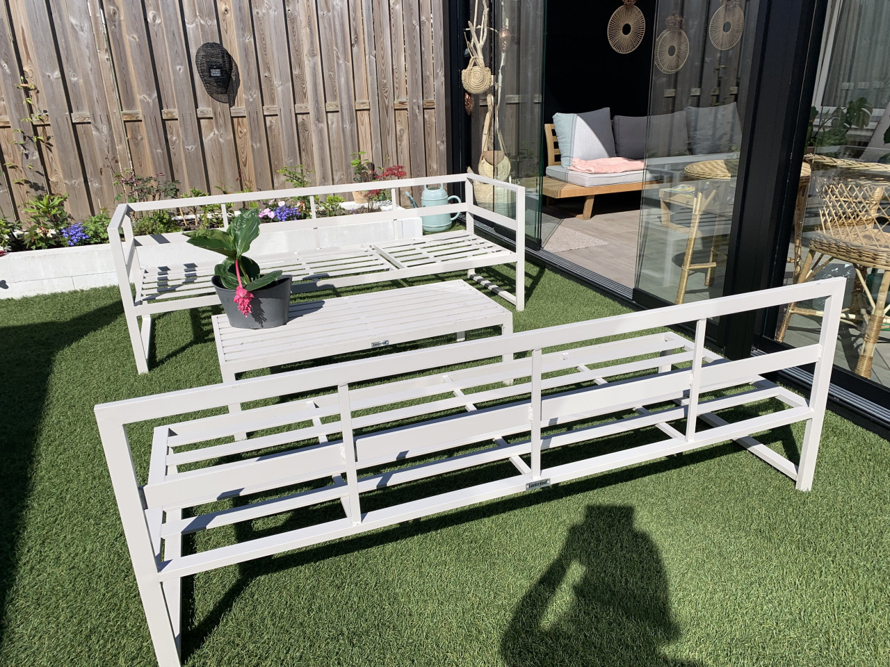 Aluminium licht grijze loungeset, met kussens en tafel en liggedeelte.