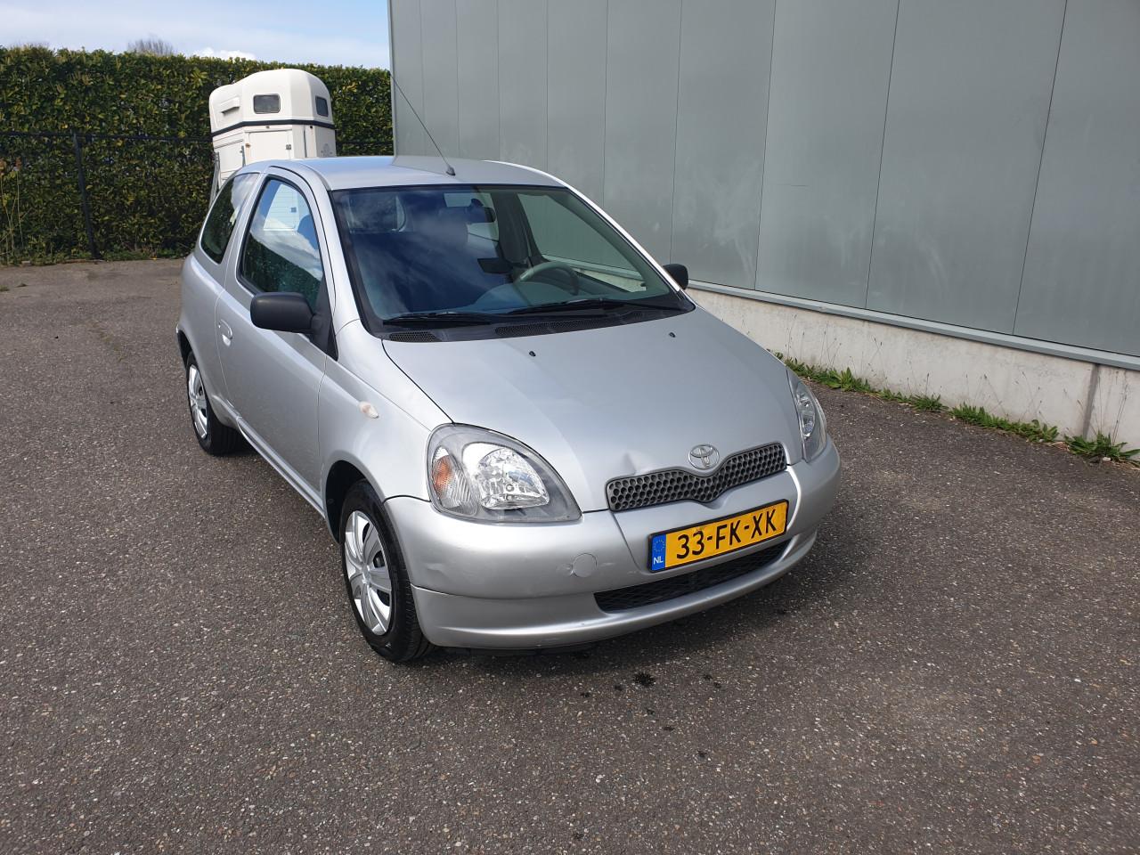 Toyota yaris  1.3   2000