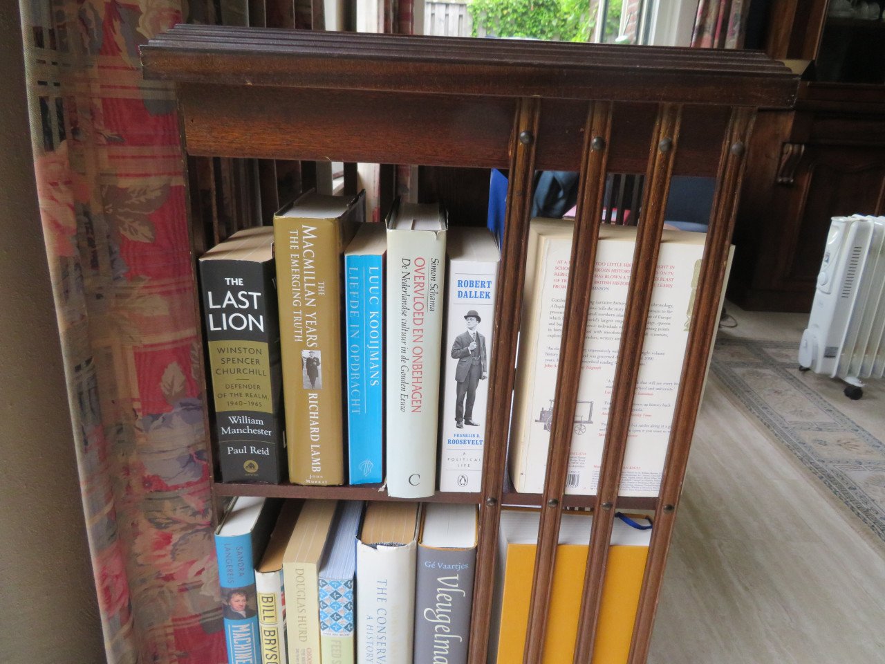 Boekenmolen; boekenkastje, draaibaar.