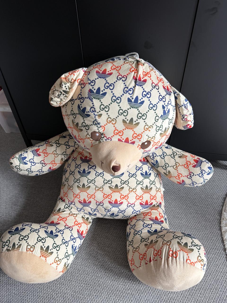 Grotte knuffelbeer Adidas Gucci kermis