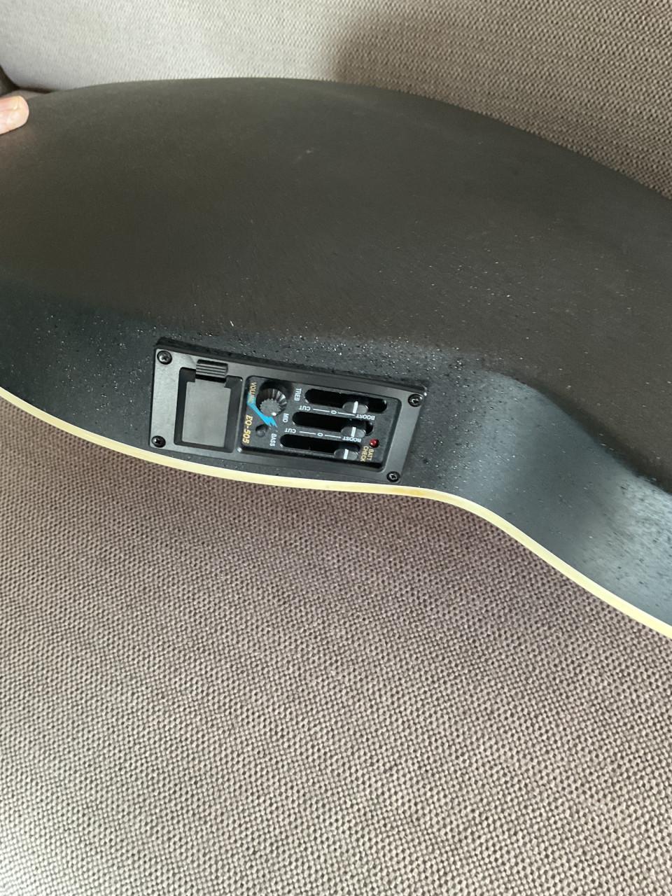 Gitaar extreme ovation model en lap steel H.Benton op statief