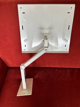 Muurbeugel voor laptop of speaker