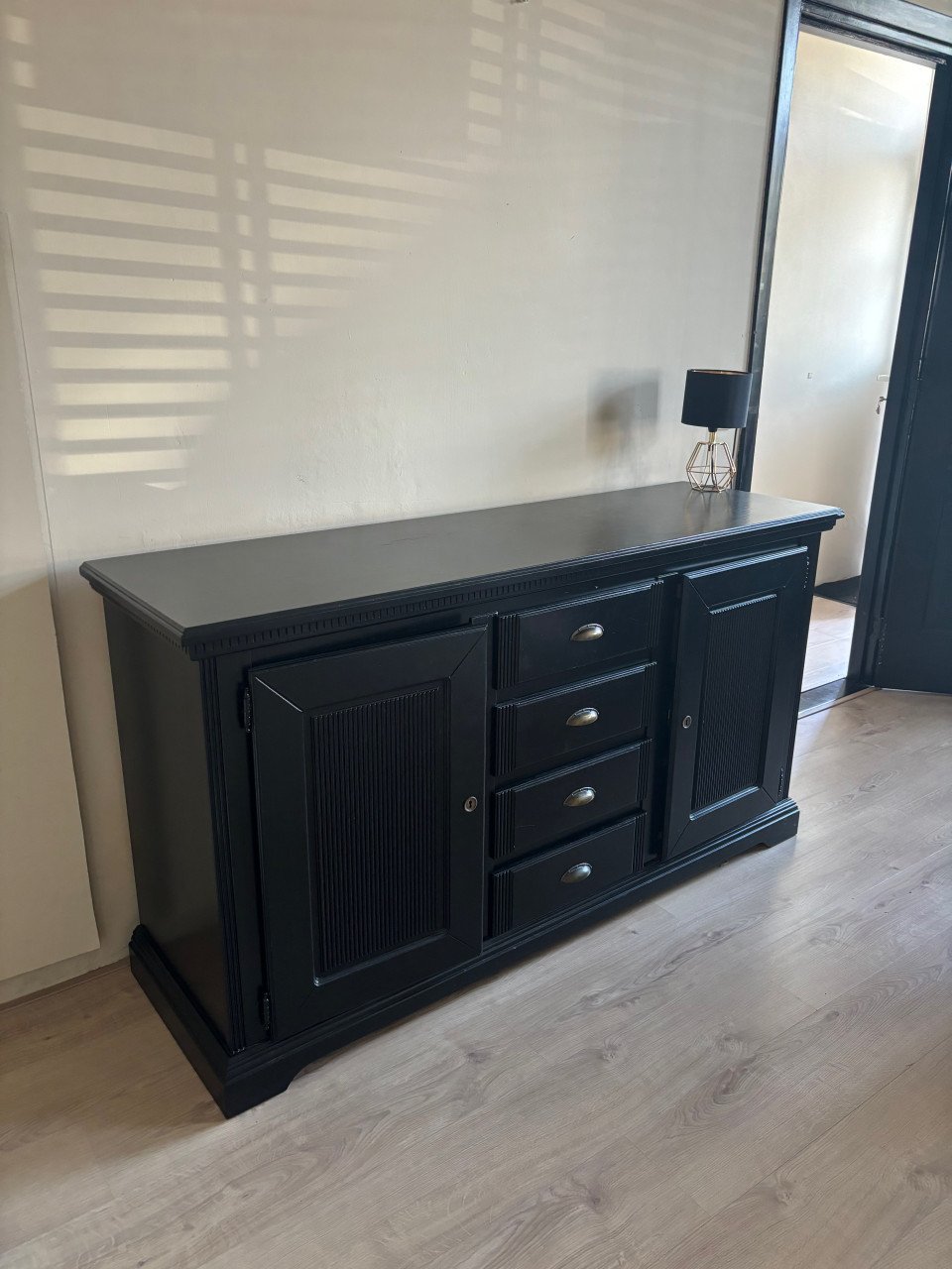 Zwarte antieke dressoir / kast